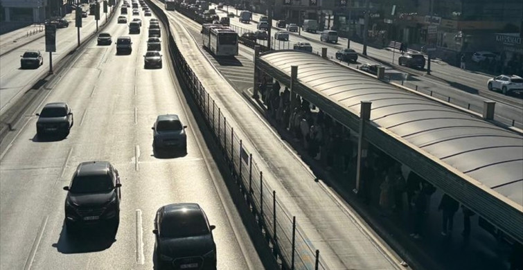 Avcılar'da Metrobüs Yangını Kontrol Altına Alındı