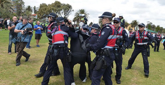 Avustralya'da Karşıt Gruplar Birbirine Girdi, 5 Kişi Gözaltına Alındı
