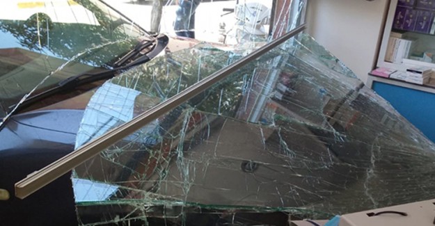 Aydın'da Kontrolü Kaybeden Araç Sürücüsü Eczaneye Girdi