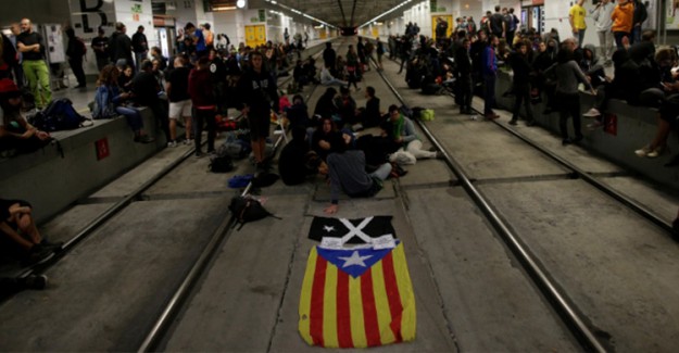 Ayrılıkçı Katalanlar Kara Ve Demir Yolunu Ulaşıma Kesti