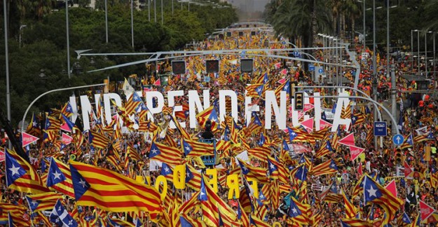 Ayrılıkçı Katalanlar "Katalonya Ulusal Günü'nde" Barselona Sokaklarına Akın Etti