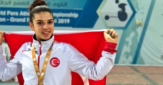 Bakan Kasapoğlu, Dünya Şampiyonu Esra Bayrak'ı Kutladı