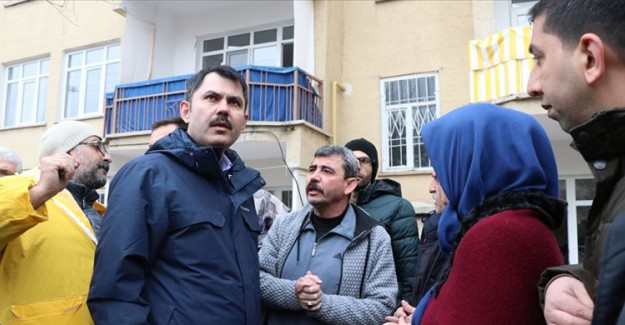 Bakan Kurum, Elazığ'da Evleri Hasar Gören Vatandaşlarla Görüştü