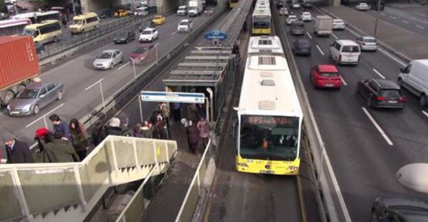 Bakırköy'de Metrobüs Kazası: 2 Yaralı