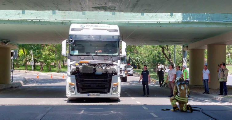 Bakırköy'de trafik uyarılarını fark etmedi: Akaryakıt dolu tır geçitte sıkıştı!