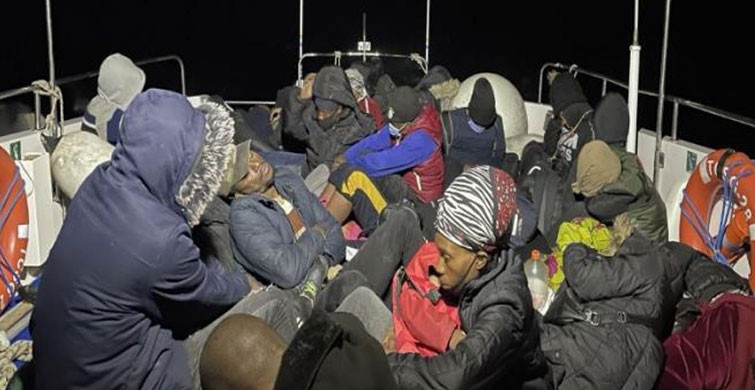 Balıkesir’de Lastik Bottaki 30 Göçmen Kurtarıldı