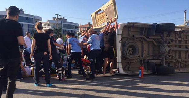 Balıkesir'de Trafik Kazasında: 1 ölü, 12 yaralı