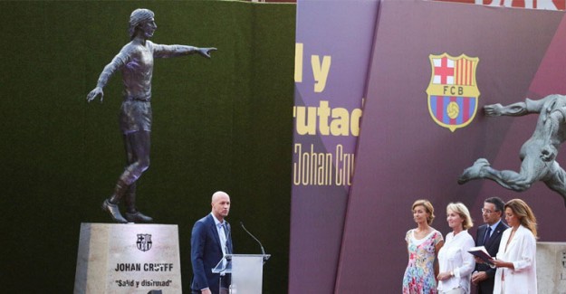 Barcelona Johan Cruyff'un Heykelini Dikti!