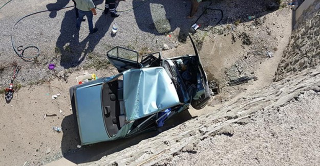 Bartın'da Otomobilin Üst Geçitten Düşmesi Sonucu Gerçekleşen Kazada 1 Kişi Öldü