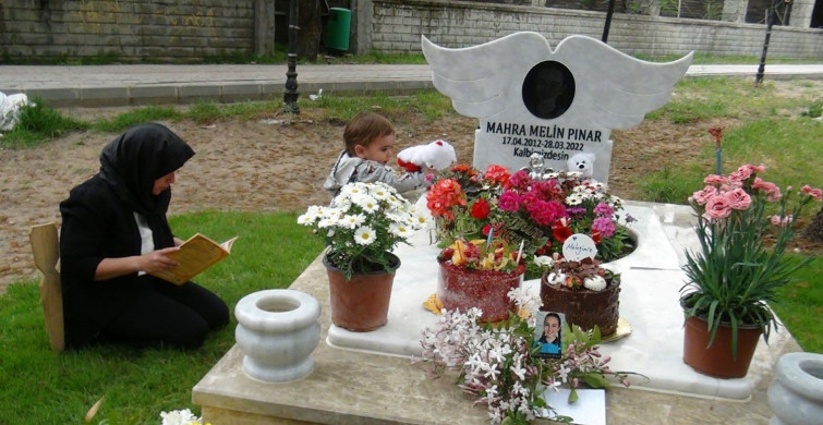 Başıboş köpeklerden kaçarken hayatını kaybeden küçük Mahra, 10. yaş gününde mezarı başında anıldı