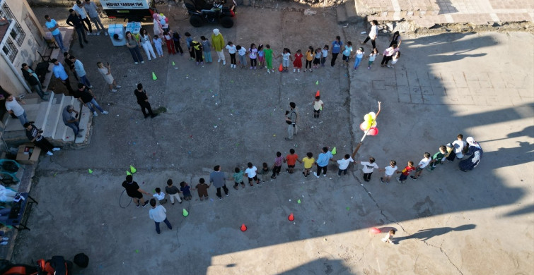 Batman'da Öğretmenler ve Memurlar, Köy Çocuklarına Neşeli Etkinlikler Düzenliyor