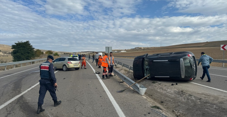 Bayburt'ta Cip ve Otomobil Çarpıştı: 2 Yaralı