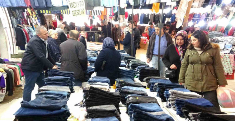 Bayram için açıldı: Kütahya’da kıyafet pazarı vatandaşların akınına uğruyor