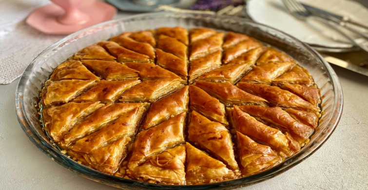 Bayram masalarınızı şenlendirecek tatlı tarifi bizden! Bol cevizli baklava tarifi