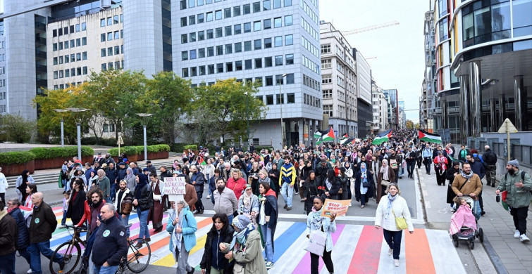 Belçika'da On Binlerce Kişi İsrail'in Saldırılarını Protesto Etti