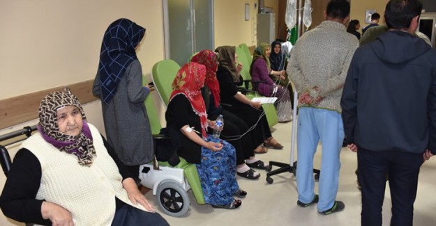Bergama'da Gıda Zehirlenmesi Şüphesi: 30 Kişi Hastaneye Gitti