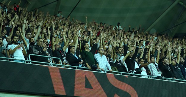 Beşiktaş Park'ta Taraftardan "Yönetim İstifa" Sloganı 