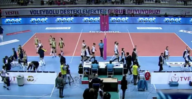 Beşiktaş-Fenerbahçe Derbisinde Olaylar Çıktı, Maç Yarıda Kaldı