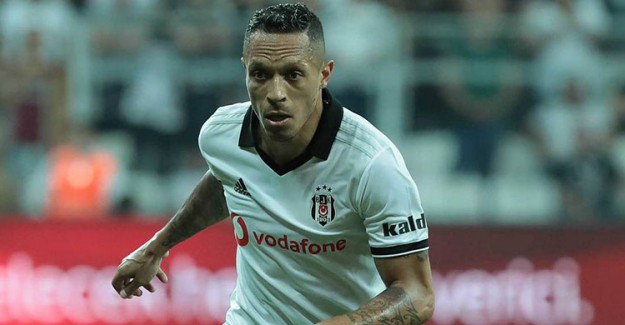 Beşiktaş’ta Adriano’dan Gelen Haber Moralleri Bozdu!