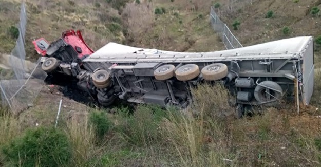 Beykoz'da Dereye Yuvarlanan TIR'ın Sürücüsü Yaralandı