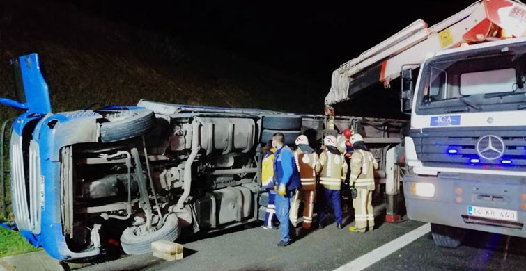 Beykoz'da Şoför Tırın Dorsesi Altında Kaldı!