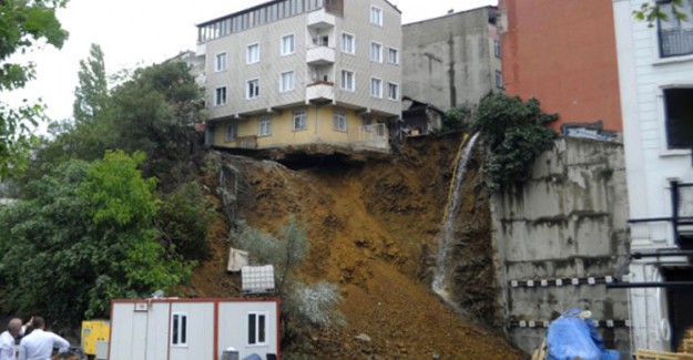 Beyoğlu'nda Çökme Riski Olan Binanın Ruhsatı Yokmuş