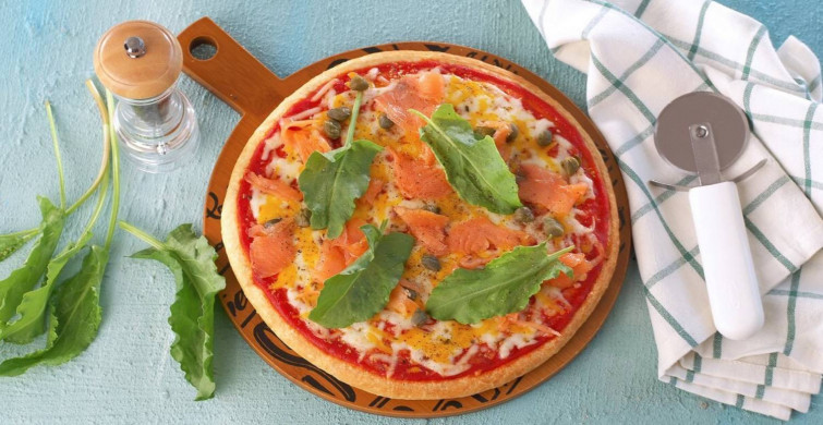 Bildiğiniz pizzalardan biraz farklı: Lezzetli ve pratik tütsülenmiş somon pizza nasıl yapılır? MasterChef tütsülenmiş somon pizza tarifi ve malzemeleri