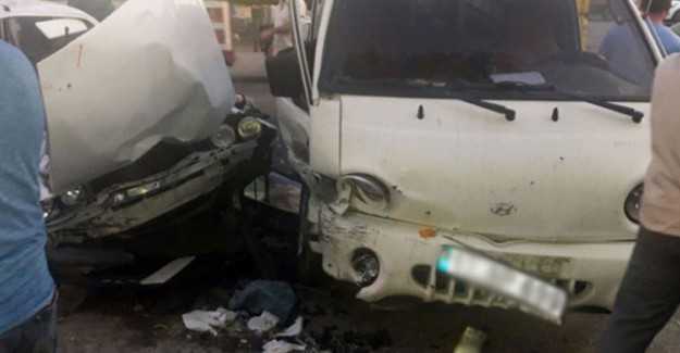Bilecik'te Otomobil ile Kamyonet Çarpıştı: 6 Yaralı