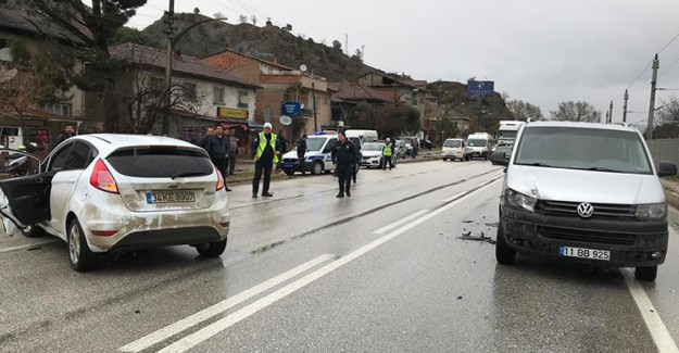 Bilecik'te Trafik Kazası; İki Araç Kontrolden Çıktı