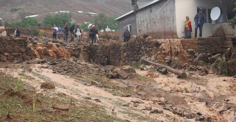 Bingöl'de Korkutan Sel; Evler Su Altında Kaldı