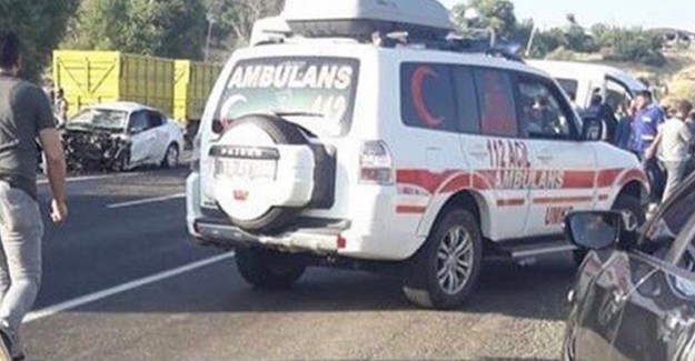 Bingöl'de Minibüs İle Otomobil Çarpışması Sonucu 1 Kişi Öldü 13 Kişi Yaralandı
