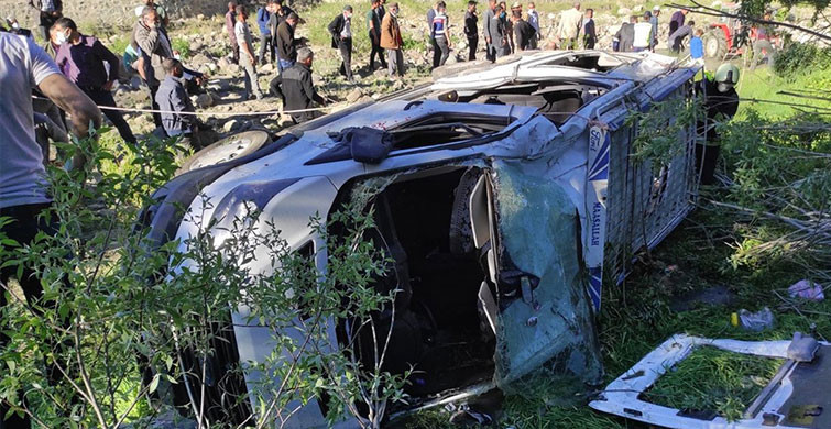 Bingöl’de Minibüsün Şarampole Yuvarlanması Sonucu 16 Kişi Yaralandı