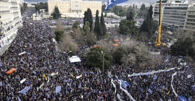 Binlerce Hayalperest Yunan Milliyetçisi Sokağa Döküldü! 