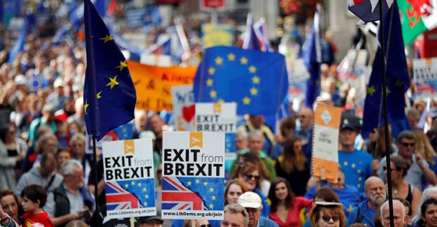 Binlerce İngiliz, Başbakan May'in Brexit Kararına Karşı Sokağa Çıktı