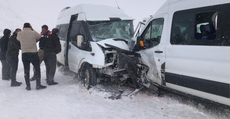 Bitlis'te İki Minibüsün Çarpması Sonucunda 17 Kişi Yaralandı