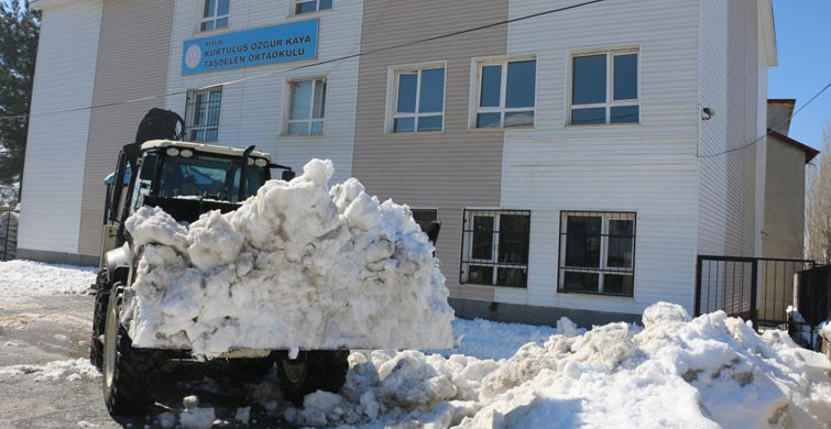 Bitlis’te Okul ve Çevreleri Kardan Temizleniyor