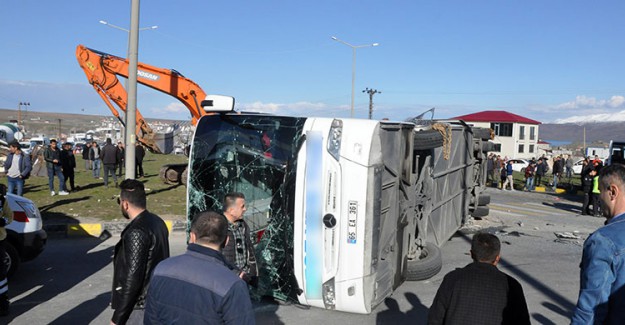 Bitlis'te Yolcu Otobüsü İle Tır Çarpıştı: 34 Yaralı