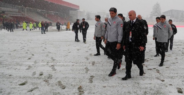 Boluspor-Galatasaray Maçı Yoğun Kar Yağışı Nedeniyle Ertelendi
