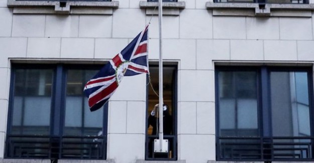 Brexit'e Saatler Kala İngiliz Bayrakları AB Kurumlarından İndirildi