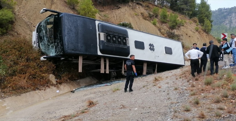 Burdur'da Yolcu Otobüsü Devrildi, 8 Yaralı