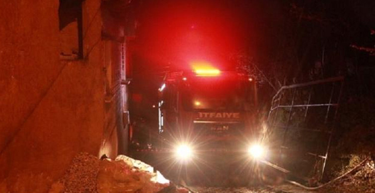 Bursa'da Ahşap Ev Yandı