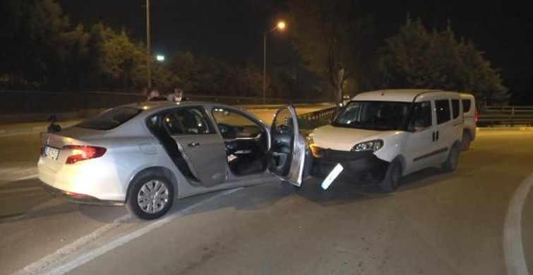 Bursa'da Denetimden Kaçan İki Zanlı Polis Aracına Çarptı