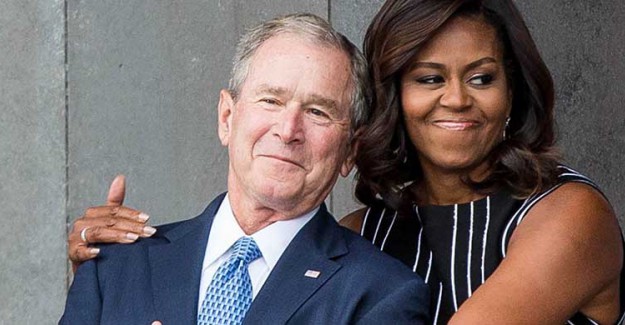 Bush'un Michelle Obama'ya Uzattığı Şekerler Sosyal Medyayı Salladı