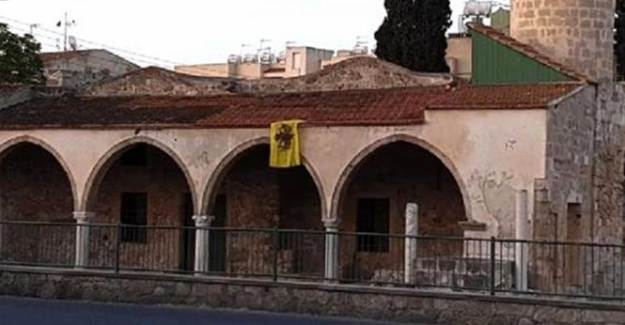 Camiye İğrenç Saldırı! Bizans Bayrağı Astılar