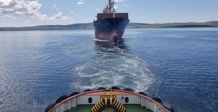 Çanakkale Açıklarında Sürüklenen Gemi Römorkörler Yardımıyla Kurtarıldı