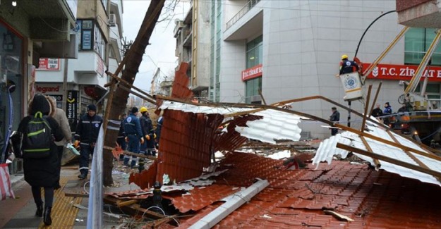 Çanakkale'de Şiddetli Fırtına! Bir Apartmanın Çatısı Uçtu