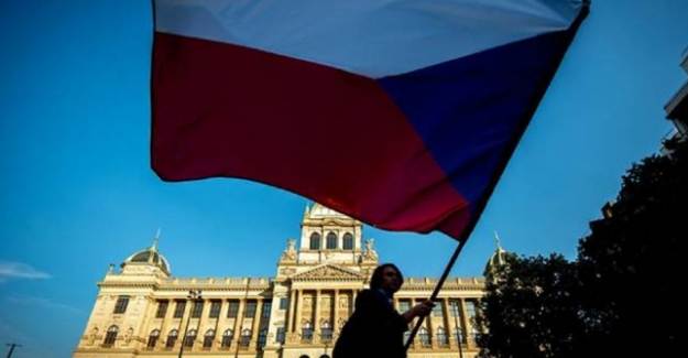 Çekya, İki Rus Diplomatı Sınır Dışı Etti