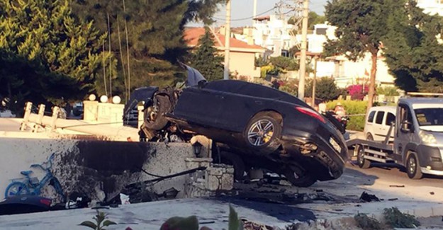 Çeşme'deki Kazada Lüks Araç Bahçe Duvarına Saplandı