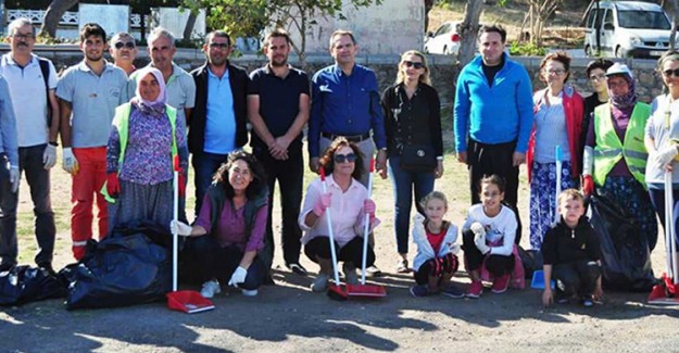 Çevre Gönüllüleri 150 Çuval Çöp Topladı