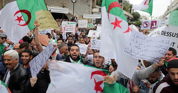 Cezayir Ordusu Halkın Taleplerini Desteklediğini Açıkladı